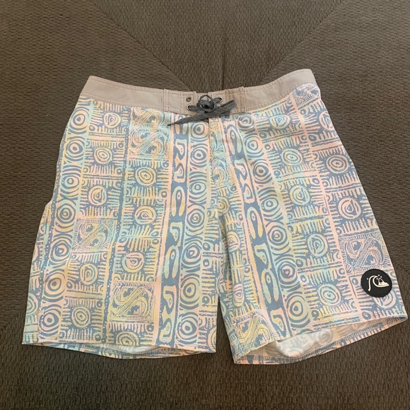 Quiksilver Men's Swim Mid Length Board Shorts NWT size 32 - Picture 1 of 2